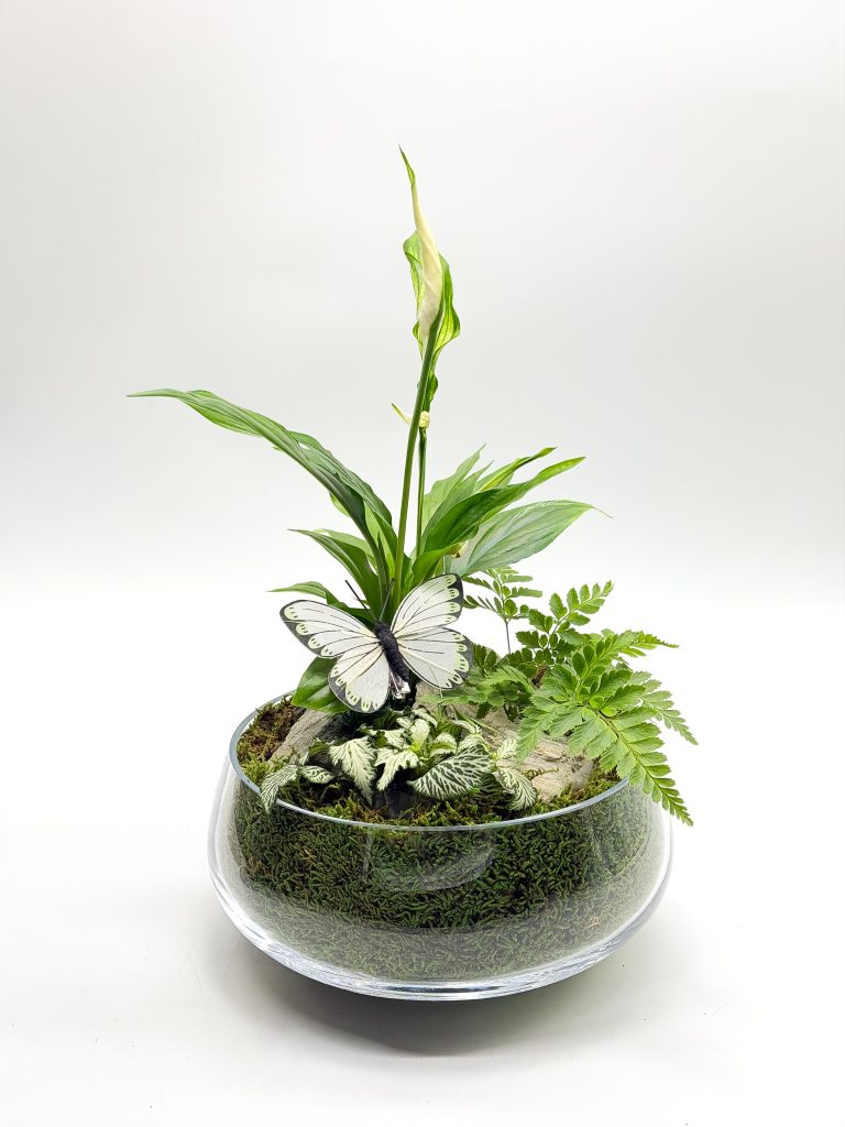 Gotowa kompozycja kwiatowa w szklanym naczyniu - zdjęcie z galerii 3