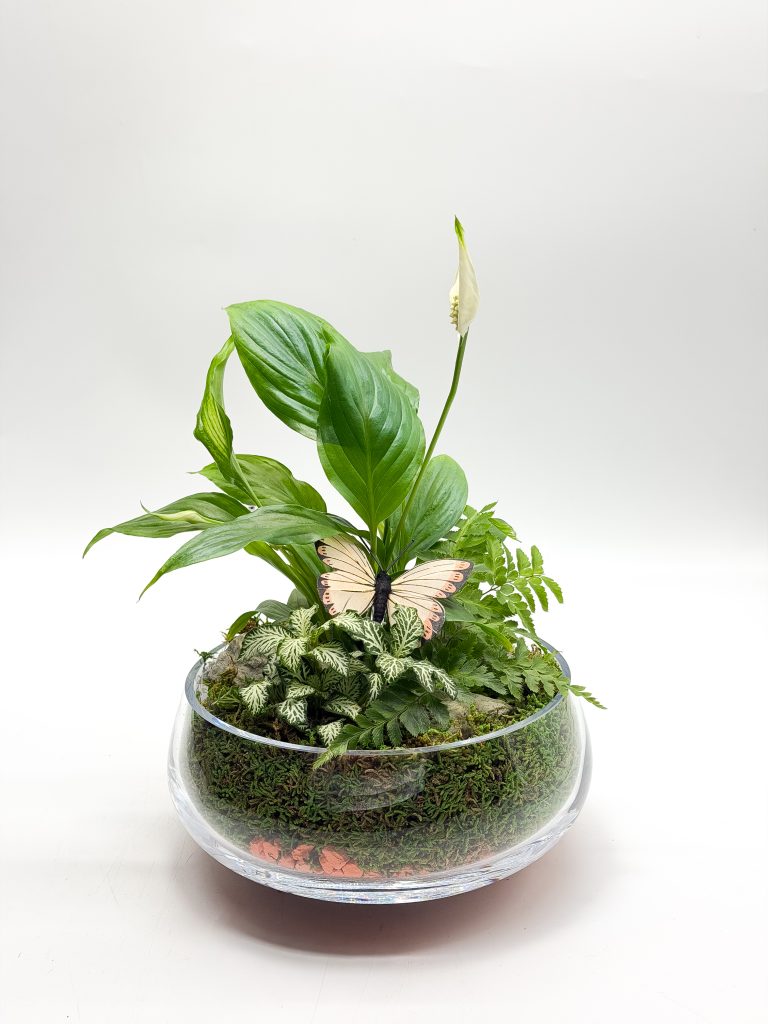 Gotowa kompozycja kwiatowa w szklanym naczyniu - zdjęcie z galerii 4