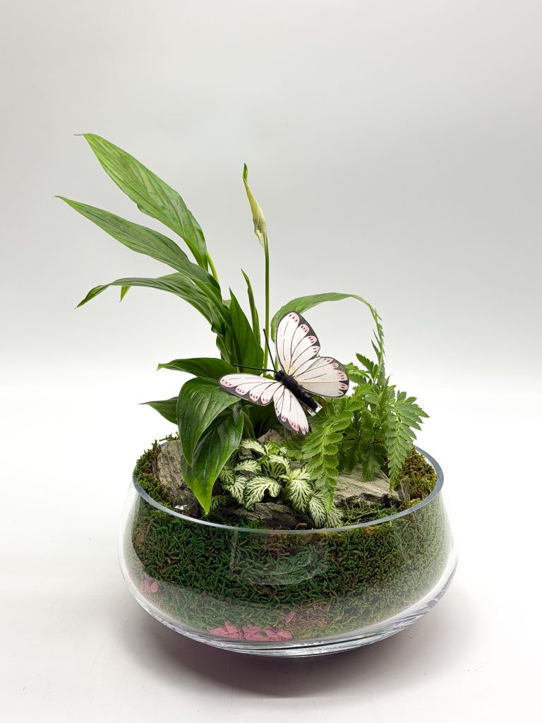 Gotowa kompozycja kwiatowa w szklanym naczyniu - zdjęcie z galerii 2