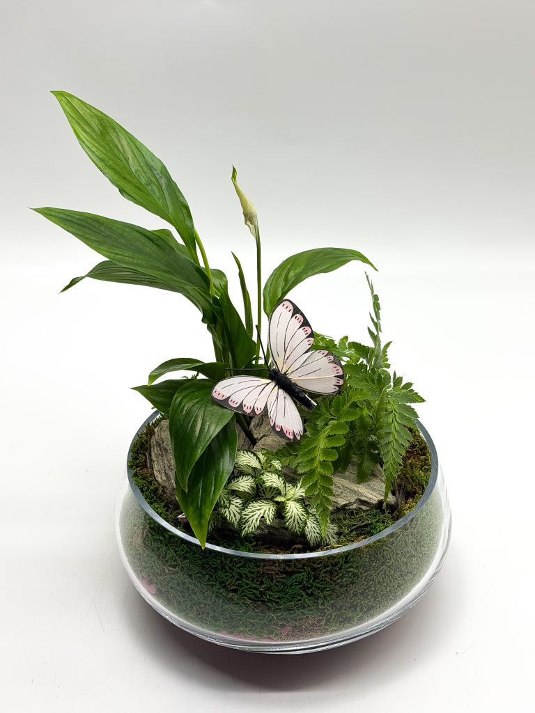 Gotowa kompozycja kwiatowa w szklanym naczyniu - zdjęcie z galerii 1